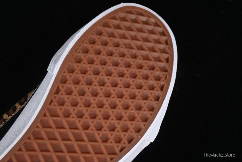 Vans Classics Knu Skool Sneakers with Leopard Print Logo in Black - VN000D2GBA2