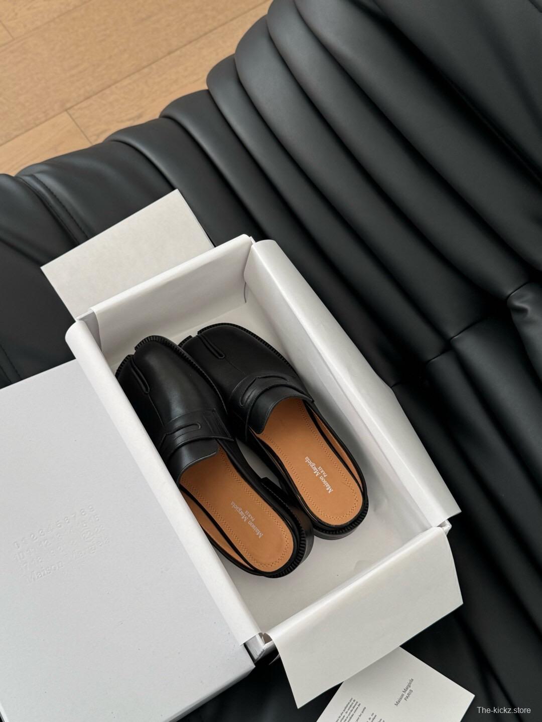 2025 Women MM6 Black Leather Loafers Tabi KFY00340