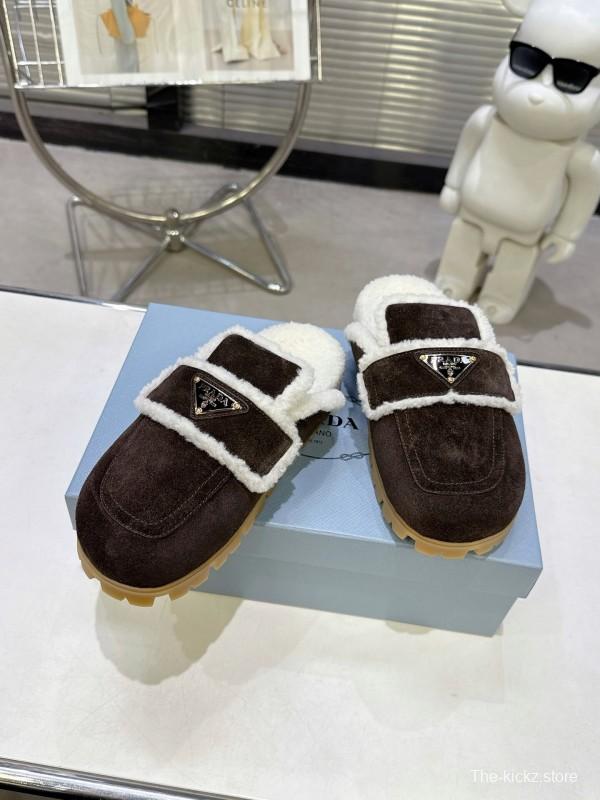 Prada Fall/Winter New Mule Slippers Triangle Buckle Bread Toe Half Slippers - KFY00270