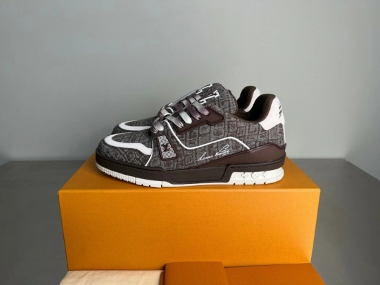 Louis Vuitton 2025 Spring/Summer Collection Luxury Sneakers with Signature Logo and Dual-Color TPU Outsole - YC